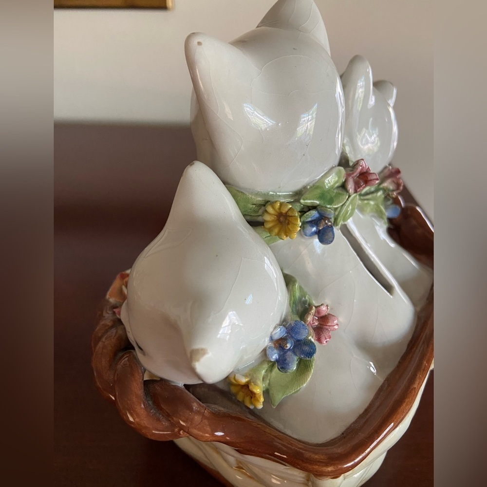 Vintage White Kittens Cats in Basket w/ Flower Collars Money Bank Made in Italy - Picture 6 of 13
